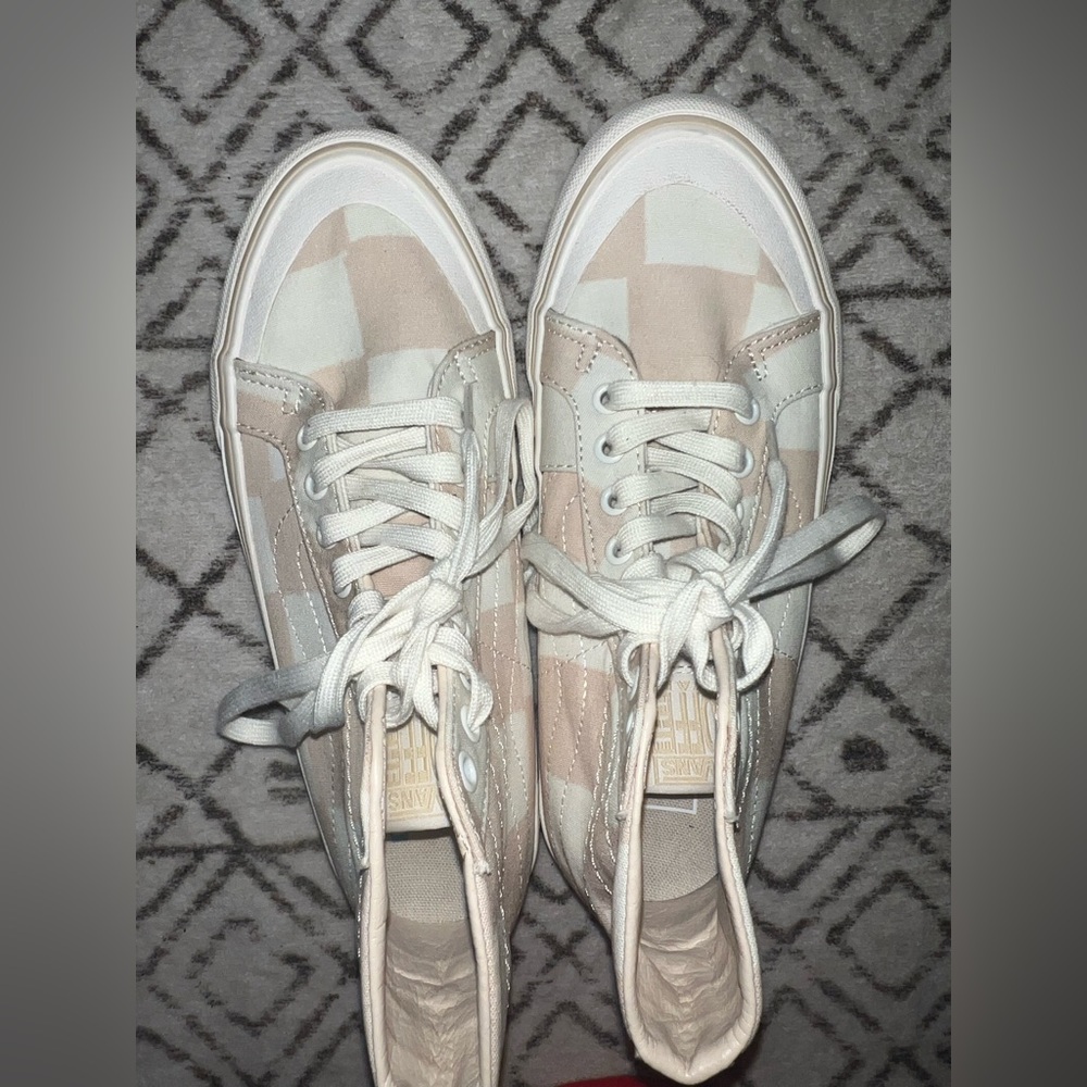 Vans Women's Beige and White Sneakers